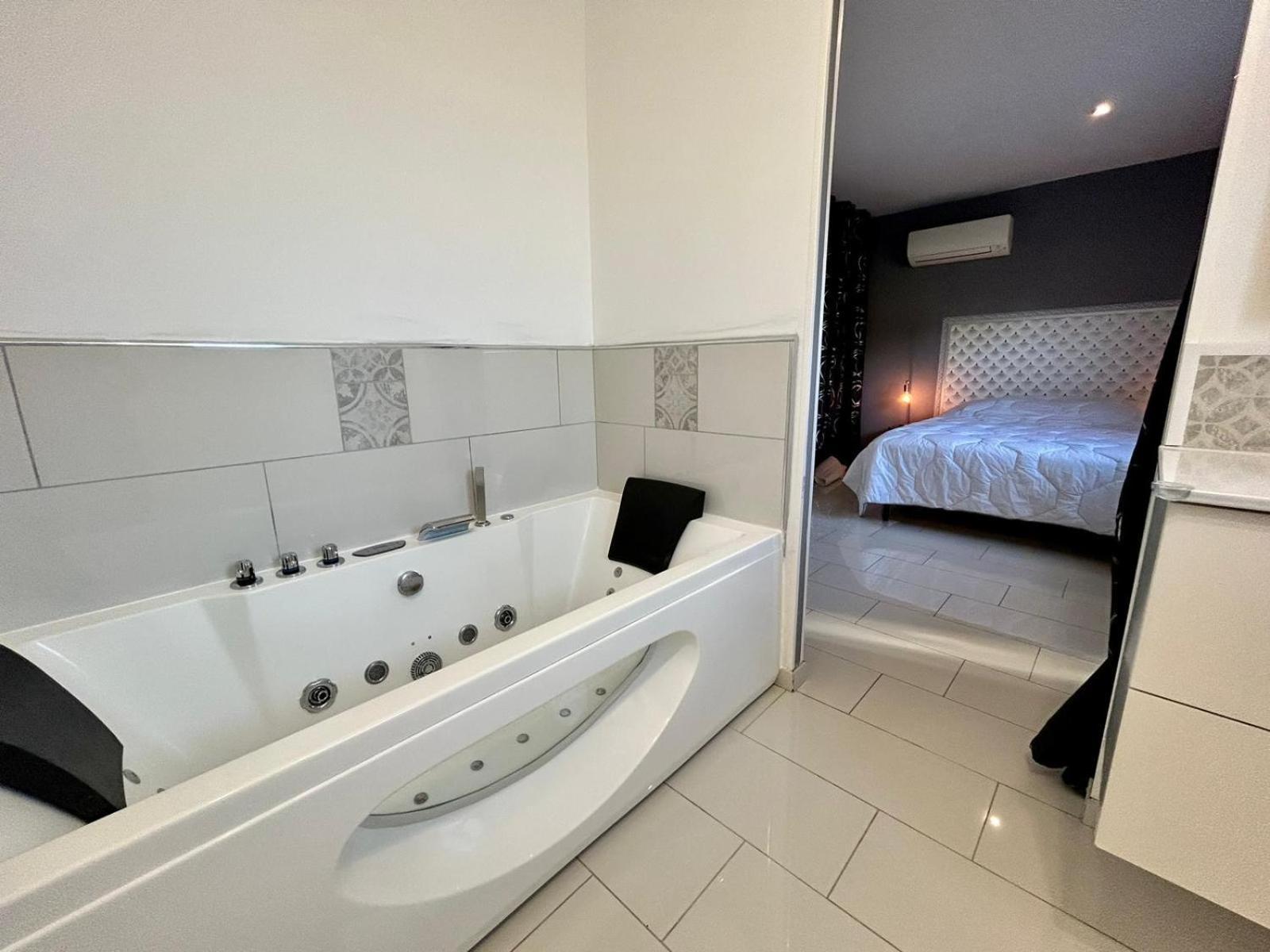 Maison Moderne Au Calme Avec Billard, Jacuzzi, Bain A Remous, Piscine, Babyfoot Labastide-du-Temple エクステリア 写真